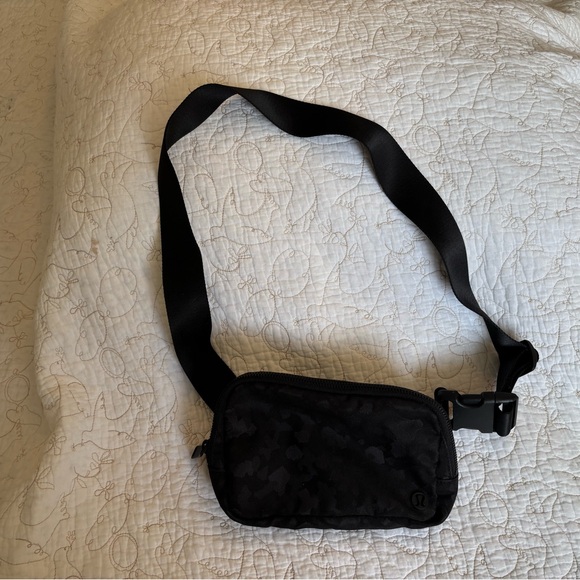 Lululemon Black Camouflage Belt Bag - Picture 4 of 4